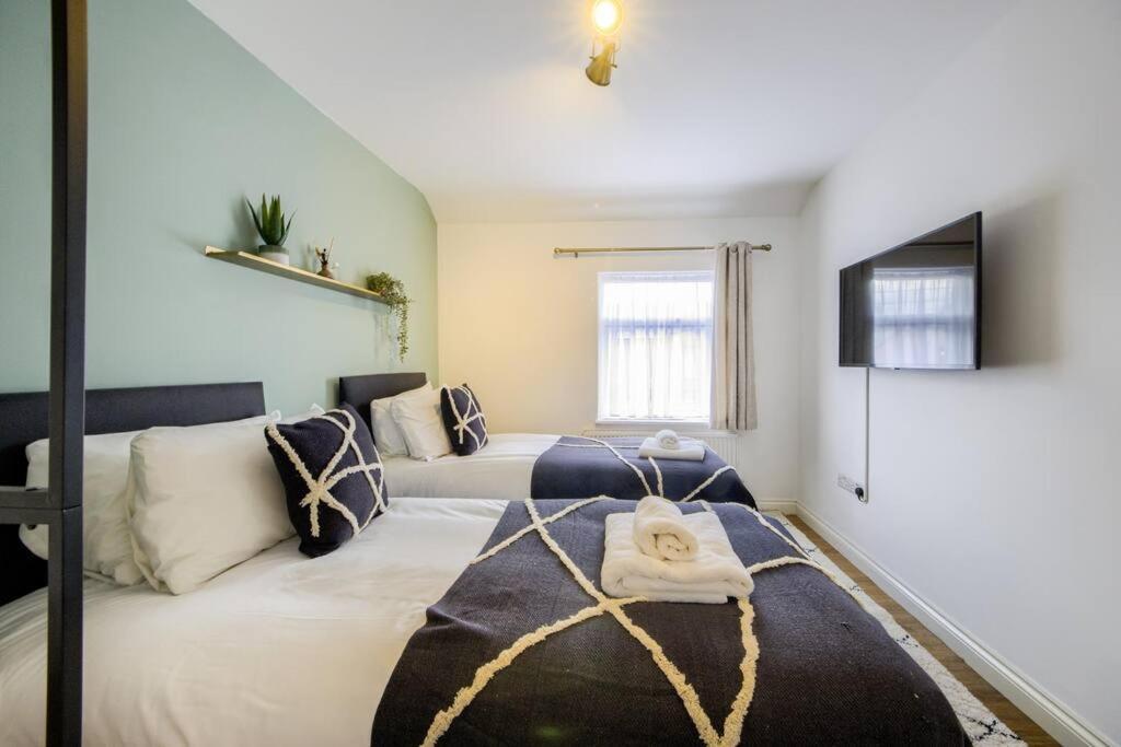 Low Rate For A 4-Bedroom House In Coventry With Free Unlimited Wi-Fi 2 Car Parking 53 Qmc Exterior foto
