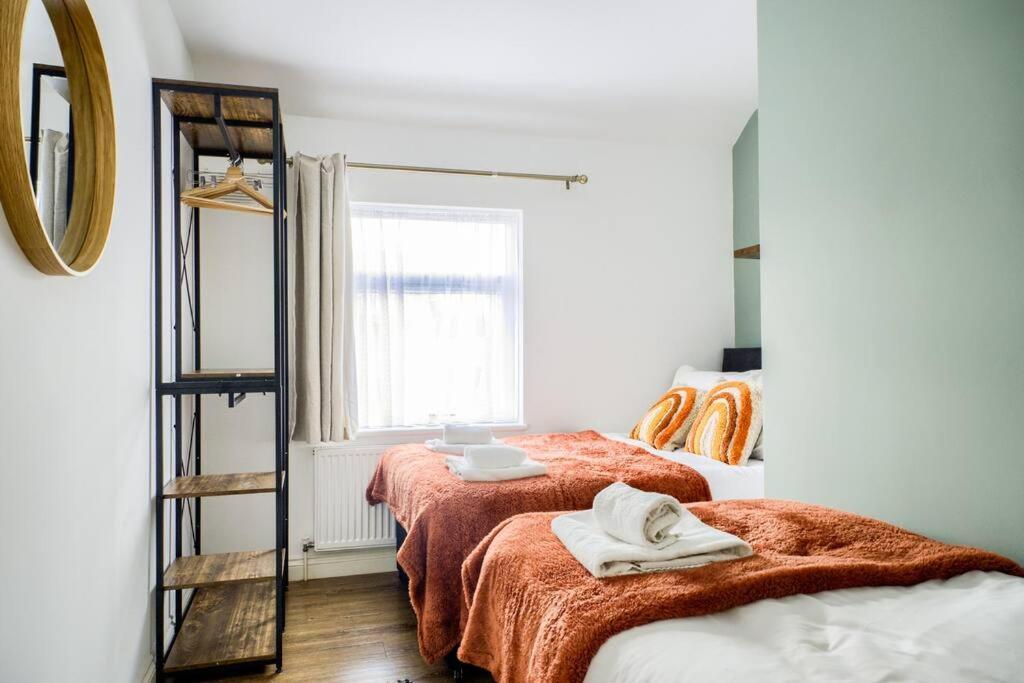 Low Rate For A 4-Bedroom House In Coventry With Free Unlimited Wi-Fi 2 Car Parking 53 Qmc Exterior foto