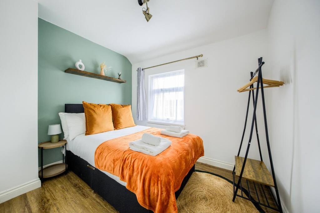 Low Rate For A 4-Bedroom House In Coventry With Free Unlimited Wi-Fi 2 Car Parking 53 Qmc Exterior foto