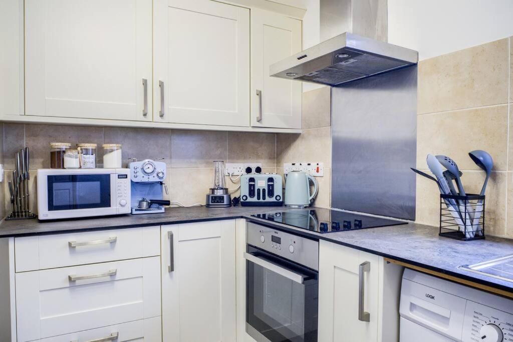 Low Rate For A 4-Bedroom House In Coventry With Free Unlimited Wi-Fi 2 Car Parking 53 Qmc Exterior foto