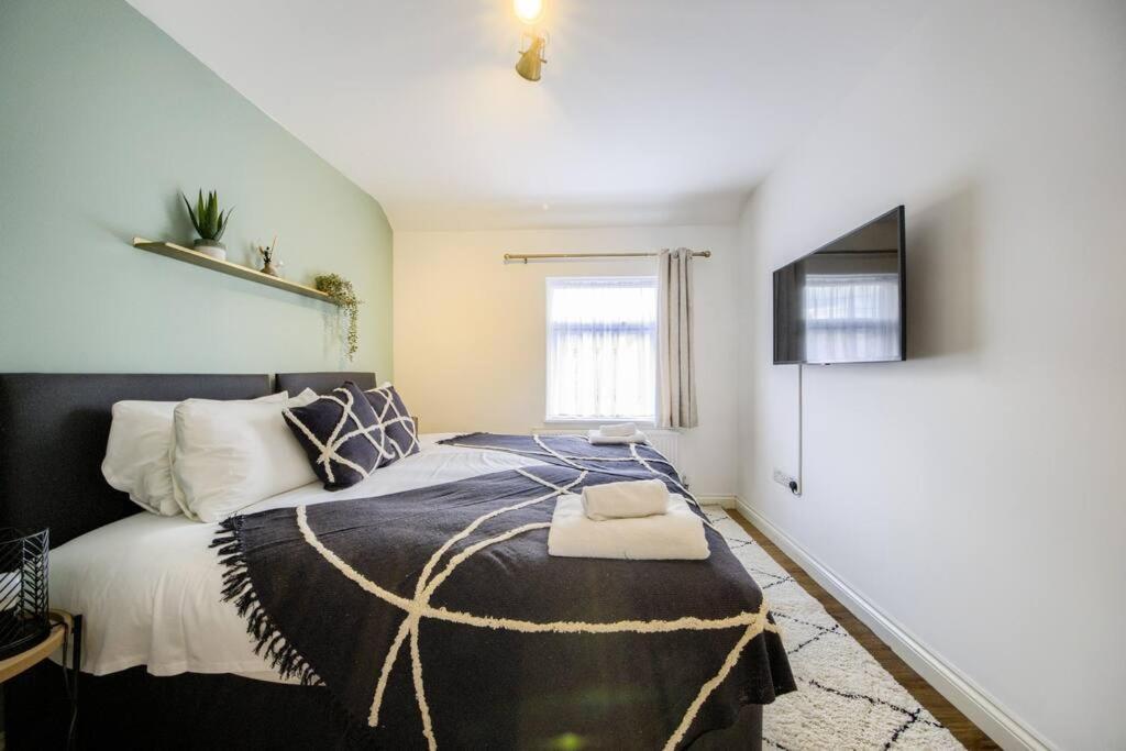 Low Rate For A 4-Bedroom House In Coventry With Free Unlimited Wi-Fi 2 Car Parking 53 Qmc Exterior foto
