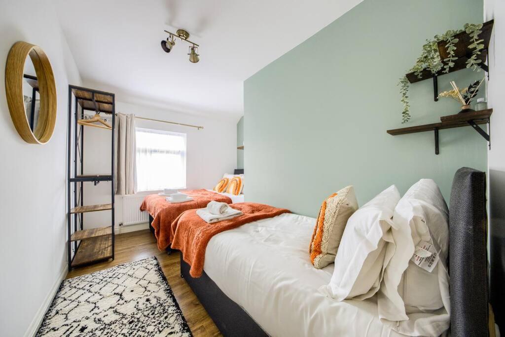 Low Rate For A 4-Bedroom House In Coventry With Free Unlimited Wi-Fi 2 Car Parking 53 Qmc Exterior foto
